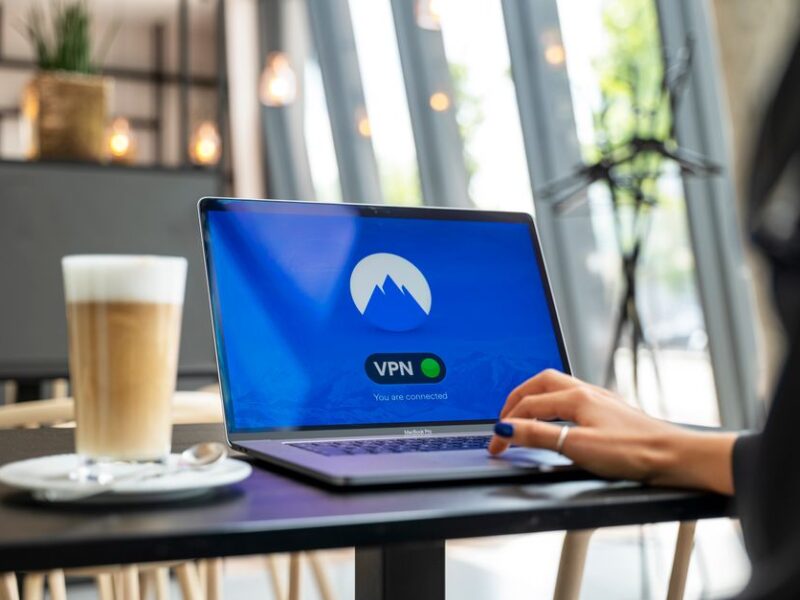 Kamu Wi‑Fi Güvenliği: VPN, HTTPS ve DNS-over-TLS ile Pratik Rehber