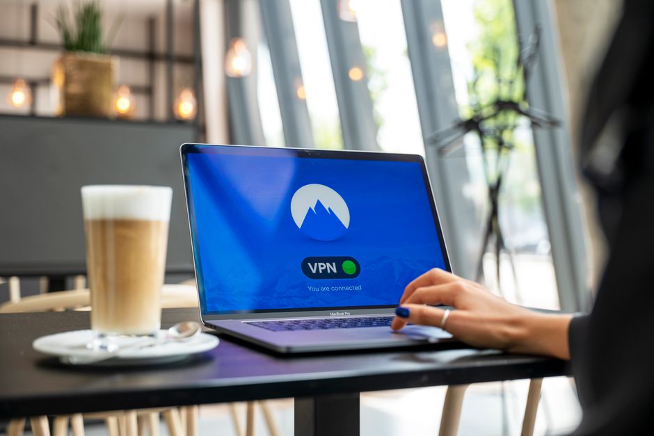 Kamu Wi‑Fi Güvenliği: VPN, HTTPS ve DNS-over-TLS ile Pratik Rehber
