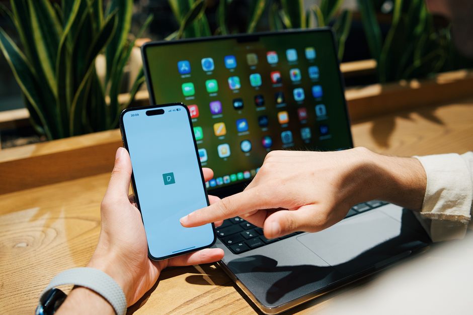 Kullanıcı, passkeys ile güvenli giriş yaparken cihazını kullanıyor